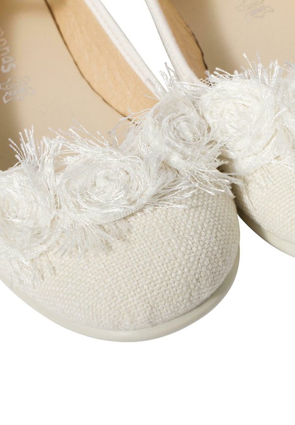 PULSERA CON FLOR – Riemchenballerina – beige