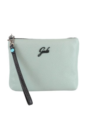Pochette da polso in pelle strutturata azzurro chiaro con cinturino nero e scritta del logo nera "Gabs" sul davanti.