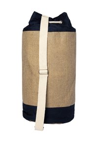 Naturtasche aus Naturfasern und marineblauem Canvas mit verstellbarem cremefarbenem Trageriemen und Kordelzugverschluss, aufrecht stehend vor weißem Hintergrund.