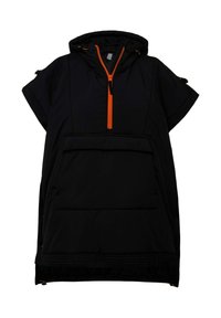 Poncho nero con cappuccio e maniche corte, dotato di una zip frontale arancione, grande tasca e dettagli regolabili. Realizzato in tessuto strutturato.