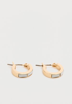 Σκουλαρίκια χρυσούς κρίκους με ορθογώνιες λευκές επενδύσεις, παρουσιάζονται δίπλα-δίπλα σε απλό ανοιχτό φόντο.