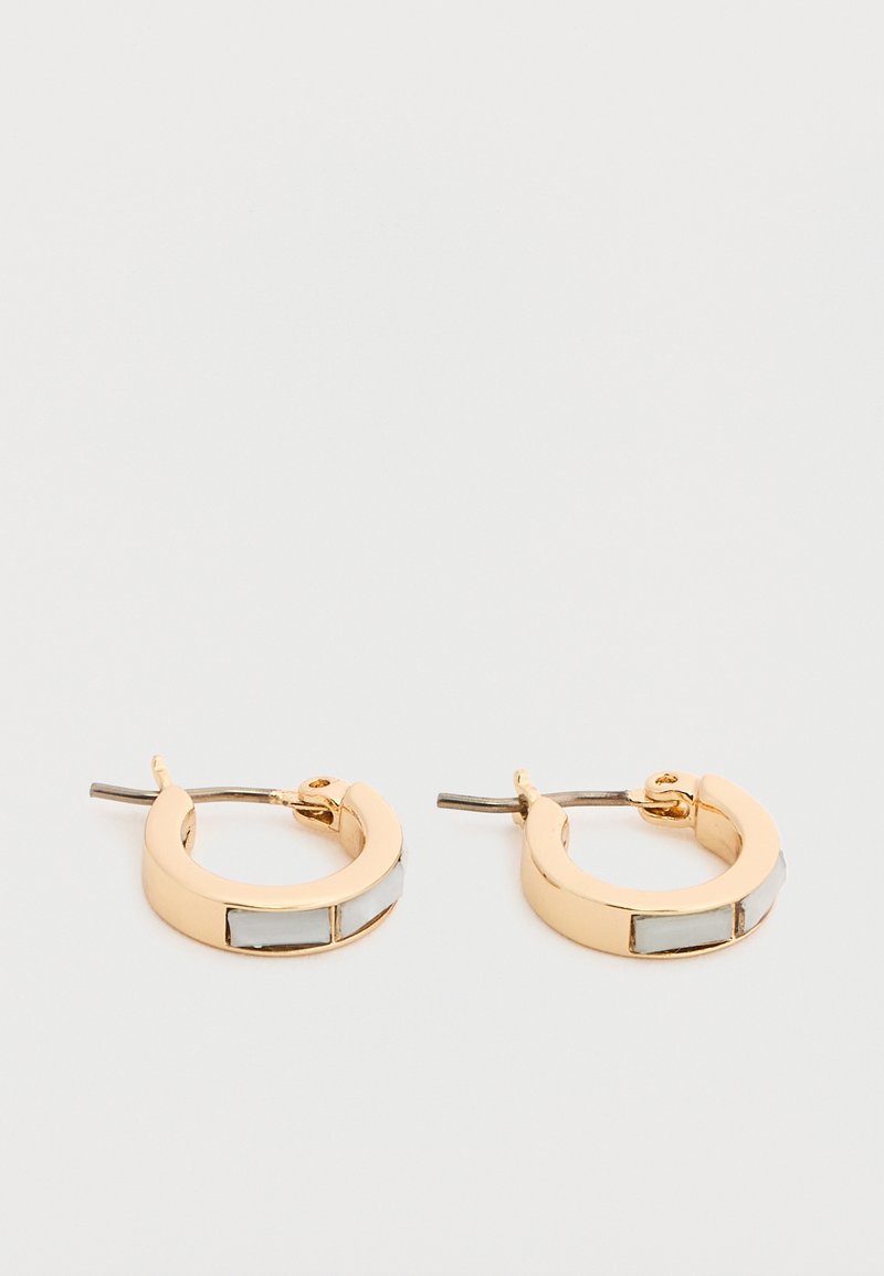 Σκουλαρίκια χρυσούς κρίκους με ορθογώνιες λευκές επενδύσεις, παρουσιάζονται δίπλα-δίπλα σε απλό ανοιχτό φόντο.