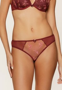 Bordeaux kant beha en slipset met bloemendessin in roze en goud, met doorschijnende delen en decoratieve strikjes. Zacht, gestructureerd stof.