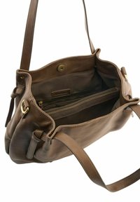 Sac à bandoulière en cuir marron avec ouverture sur le dessus, poche intérieure zippée, fermeture magnétique et bandoulière réglable.