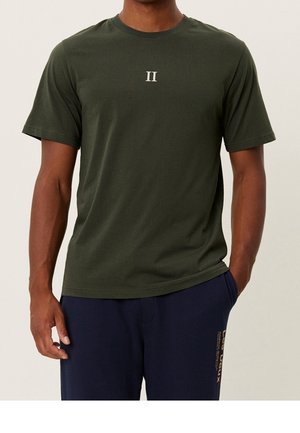 Oliwkowy t-shirt z krótkim rękawem, z okrągłym dekoltem i małym białym nadrukiem "II" na środku. Miękka tkanina, luźny krój.