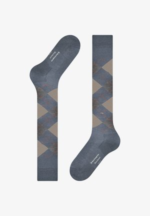 Dunkelblaue Socken mit einem Rautenmuster in Hellgrau und Beige, akzentuiert mit dünnen roten Linien; glatte Textur, längliche Form.