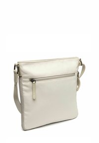 Borsa a tracolla beige realizzata in tessuto morbido, con una tasca anteriore con zip e una tracolla regolabile. Presenta linee pulite e un design minimalista.