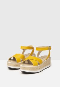 NeroGiardini Espadrilky - yellow