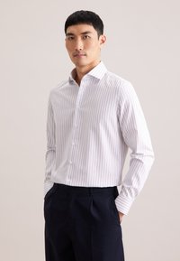 Wit overhemd met lange mouwen met lichtpaarse strepen, klepkragen met knopen en een voorsluiting, gecombineerd met een donkere broek. Gladde textuur.