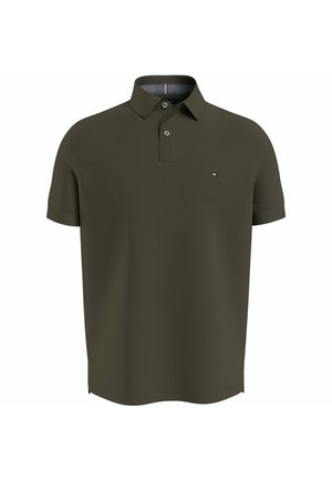 Olivgrünes kurzärmeliges Poloshirt mit zwei Knöpfen und kleinem roten, weißen und blauen Logo auf der linken Brust.