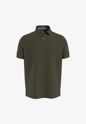 Olivgrünes kurzärmeliges Poloshirt mit zwei Knöpfen und kleinem roten, weißen und blauen Logo auf der linken Brust.