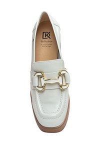 Mocassin en cuir blanc avec une accentuation en boucle dorée, à bout en amande et une semelle texturée marron clair. Doublé d'un intérieur beige clair.
