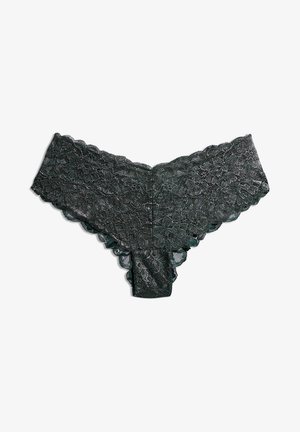 Sous-vêtements féminins en dentelle noire avec motif floral et bords en feston, posés à plat sur un fond blanc.