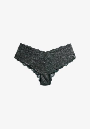 Sous-vêtements féminins en dentelle noire avec motif floral et bords en feston, posés à plat sur un fond blanc.