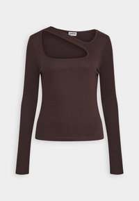 Ribbed, długi rękaw top w ciemnym brązie z asymetrycznym kwadratowym wycięciem przy dekolcie. Miękka tekstura i dopasowany krój.