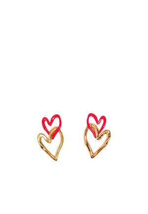 Pendientes en forma de doble corazón con diseños entrelazados de alambre rojo y dorado sobre un fondo blanco.