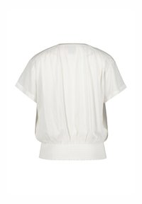 Hvid crop top med korte ærmer, rynket kant og glat, let stof. Har en afslappet pasform og enkelt design.