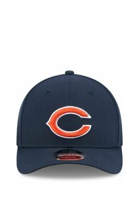 Marineblaues Baseballcap mit strukturiertem Design, ausgestattet mit einem gestickten orange-weißen "C"-Logo auf der Vorderseite. Weicher Stoff, geschwungener Schirm.