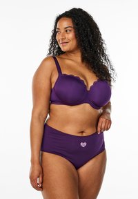 Paarse beha en set met high-waisted ondergoed, met kantafwerking, gladde stof en geborduurd logo op de tailleband.