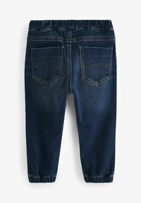 Pantalons en denim bleu foncé avec une taille élastique, des jambes fuselées et deux poches arrière avec des détails de couture. Texture douce et design décontracté.