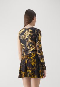 Versace Jeans Couture PLAQUE - Trikotāžas kleita - black/gold-coloured