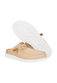 Scarpe slip-on in tela beige con superficie testurizzata, suola in gomma bianca e dettagli marrone chiaro. Presentano un laccio regolabile e un logo.