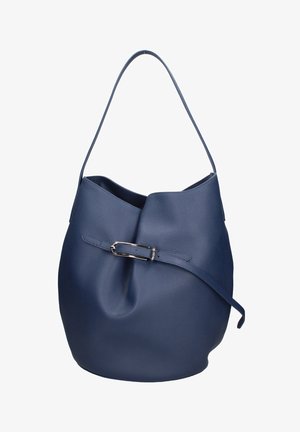 Donkerblauwe leren bucketbag met een enkele handvat en een decoratieve zilveren gesp aan de voorkant.