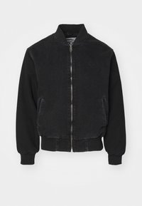 Czarna kurtka bomberka z zamkiem błyskawicznym, ściągaczami przy mankietach i kieszeniami. Wykonana z miękkiego materiału z kontrastującym teksturowanym przodem i gładkimi rękawami.