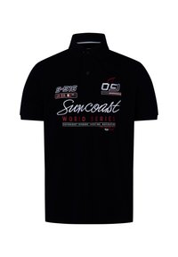 Zwarte poloshirt met kraag, afgewerkt met geborduurde logo's en tekst in wit en rood, en decoratieve patches op het linkerborstgedeelte.