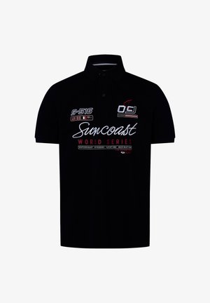Zwarte poloshirt met kraag, afgewerkt met geborduurde logo's en tekst in wit en rood, en decoratieve patches op het linkerborstgedeelte.
