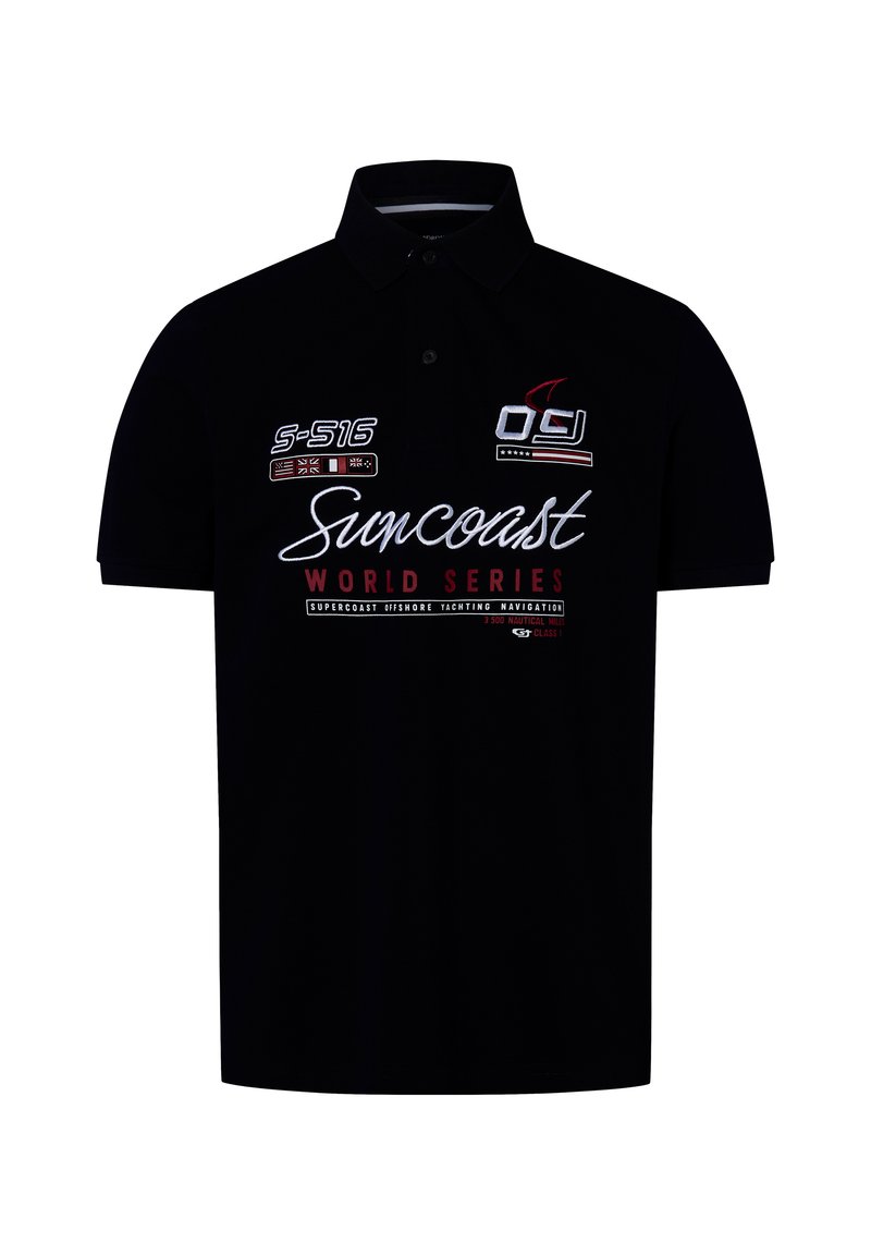 Zwarte poloshirt met kraag, afgewerkt met geborduurde logo's en tekst in wit en rood, en decoratieve patches op het linkerborstgedeelte.