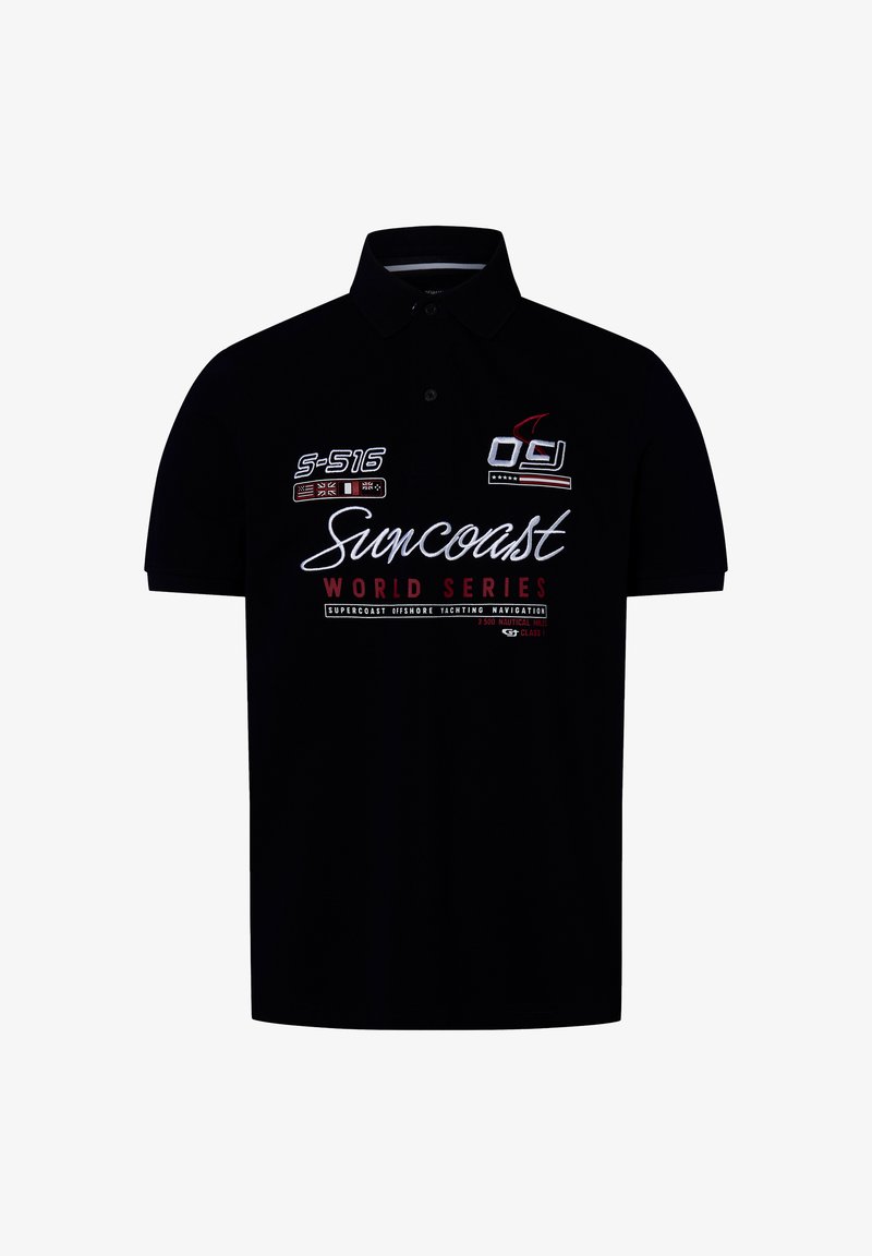 Zwarte poloshirt met kraag, afgewerkt met geborduurde logo's en tekst in wit en rood, en decoratieve patches op het linkerborstgedeelte.