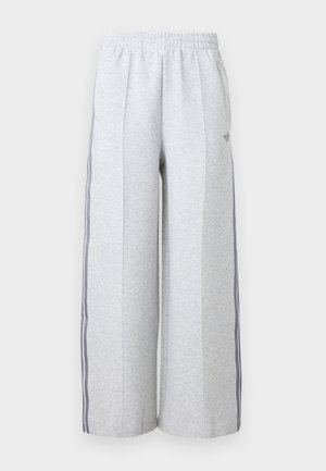 Hellgraue Sweatpants mit weitem Bein, elastischem Bund und dunkelgrauen Seitenstreifen, mit kleinem Logo am linken Oberschenkel.