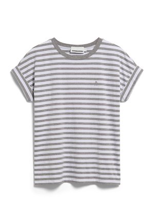 T-shirt blanc à manches courtes avec des rayures horizontales gris clair et un petit logo brodé sur le côté gauche de la poitrine.