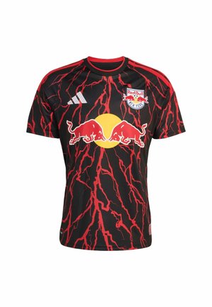 Černo-červený dres fotbalového týmu New York Red Bulls s červeným vzorem blesků, žlutým kruhem a logy červených býků na přední straně.