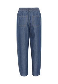 Denimbukser med elastisk talje, to baglommer og kontraststing. Stoffet er medium blåt og let struktureret.