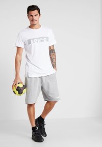 Hummel HMLGO BERMUDA - Sporta šorti - grey melange