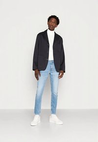 Guess CHRIS - Sirgete säärtega teksad - blue