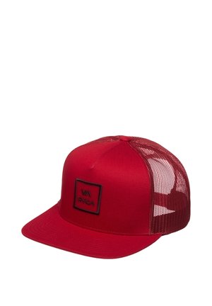 Czerwona siatkowa czapka typu trucker z płaskim daszkiem i czarną naszywką z logo RVCA na przednim panelu, pokazana pod kątem, aby ukazać szczegóły z przodu i z boku.
