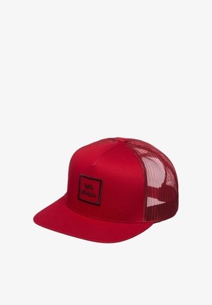 Czerwona siatkowa czapka typu trucker z płaskim daszkiem i czarną naszywką z logo RVCA na przednim panelu, pokazana pod kątem, aby ukazać szczegóły z przodu i z boku.