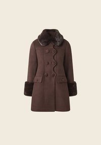 Cappotto doppiopetto in lana marrone con grandi bottoni, collo in pelliccia, polsini in pelliccia, due tasche frontali con pattina e lunghezza fino a metà coscia.