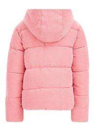 Růžová kordurová péřová bunda s kapucí, která se vyznačuje prošívaným designem, žebrovanou texturou a elastickými manžetami. Pohled zezadu zdůrazňuje polstrované části.