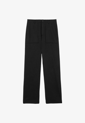 Černé kalhoty s širokými nohavicemi z texturované látky s vysokým pasem a dvěma předními kapsami. Mají horní knoflík a zapínání na zip.