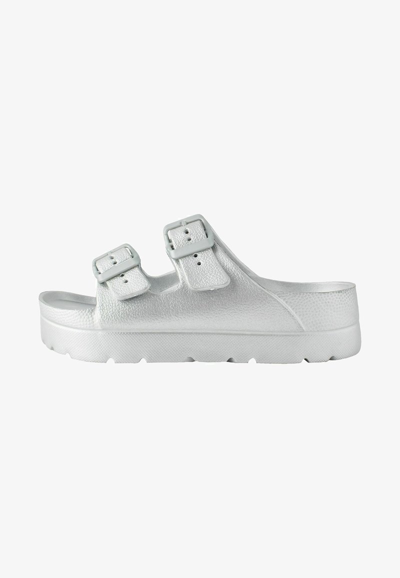 Białe, teksturowane sandały z klapkiem, z dwiema regulowanymi klamrami, grubą platformą i zaokrąglonym czubkiem. Cechują się błyszczącym metalicznym wykończeniem.