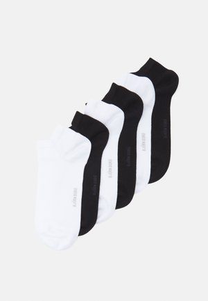 Vijf paren enkelsokken: twee witte en drie zwarte. Katoenmengsel materiaal, gladde textuur en subtiel logo bij de hiel.