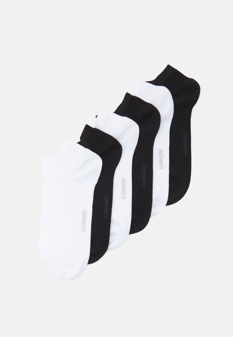 Cinq paires de chaussettes de cheville : deux blanches et trois noires. Matériau en mélange de coton, texture lisse et logo subtil au niveau du talon.