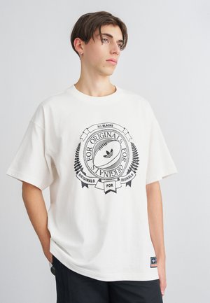 GRAPHIC TEE - Apdrukāts T-krekls - core white