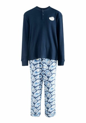 Marineblaues Rippenshirt mit langen Ärmeln, Henley-Ausschnitt und Wolkenmotiv, kombiniert mit blauen, gemusterten Hosen mit floralem Design und elastischem Bund.