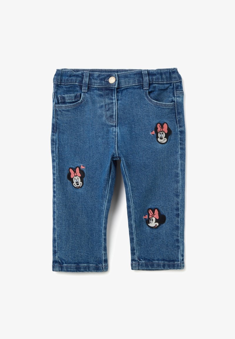 Pantalones capri de mezclilla en azul medio con cinco bolsillos y parches bordados de Minnie Mouse en la parte frontal. Ajuste clásico y textura ligeramente desgastada.