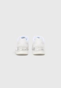Weiße Sneaker aus einem glatten Material mit einem metallisch silbernen Akzent an der Ferse und einem flachen Design. Abgerundete Zehenpartie und gepolsterter Kragen.